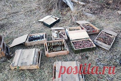 Силовики нашли на бывших позициях ВСУ оружие и около 20 тысяч патронов. Полицейские и росгвардейцы нашли в Луганской народной республике (ЛНР) крупный схрон с оружием и боеприпасами. В лесополосе около населенного пункта Геевка Станично-Луганского района на бывших позициях Вооруженных сил Украины (ВСУ) были обнаружены автомат Калашникова, 24 боеприпаса ВОГ-25 и 10 запалов УЗРГМ.