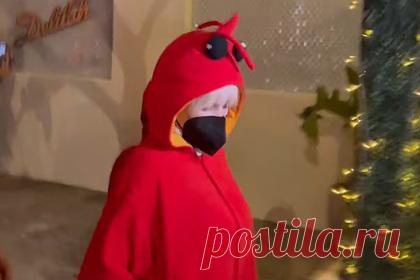 Билли Айлиш отказалась от сексуальных нарядов и вышла в свет в костюме лобстера. Американская певица Билли Айлиш вышла в свет в необычном наряде и развеселила пользователей сети. Поп-исполнительница посетила костюмированную вечеринку в честь 26-го дня рождения рэперши Doja Cat, которая состоялась в Лос-Анджелесе. Папарацци запечатлели ее на публике в ярко-красном костюме в виде лобстера.