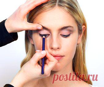 ПОДВОДКА


Коричневым карандашом проведи тонкую линию как можно ближе к верхним ресницам. Маленькой кисточкой аккуратно растушуй, смешивая карандаш с тенями.