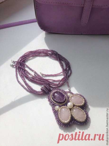 Вышиваем кулон из бисера «Аллюзия» Приглашаю вас на мастер-класс по соданию кулона «Алюзия»из бисера и натуральных камней. Всем творчества и креатива :) Для работы нам понадобятся: 1. Бисер чешский preciosa № 10. 2. 4 кабошона (на ваше усмотрение, в моем случае натуральный камень Авантюрин). 3. Одна бусина — 0,9 мм, две бусины -— 0,5 мм (размер бусин не принципиальный). 4. Застежка. 5. Ножницы. 6. Нитка. 7. Флизелин. 8. Кожа. 9.