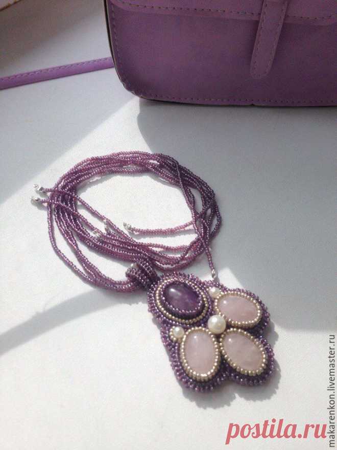 Вышиваем кулон из бисера «Аллюзия» Приглашаю вас на мастер-класс по соданию кулона «Алюзия»из бисера и натуральных камней. Всем творчества и креатива :) Для работы нам понадобятся: 1. Бисер чешский preciosa № 10. 2. 4 кабошона (на ваше усмотрение, в моем случае натуральный камень Авантюрин). 3. Одна бусина — 0,9 мм, две бусины -— 0,5 мм (размер бусин не принципиальный). 4. Застежка. 5. Ножницы. 6. Нитка. 7. Флизелин. 8. Кожа. 9.