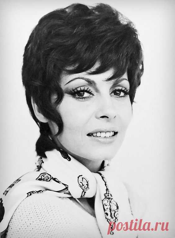 Невероятно красивая женщина, идеал женской красоты и обаяния, смотришь на нее, как на прекрасный цветок и не можешь насмотреться.

Мишель Мерсье по праву входит в десятку самых красивых женщин всех времен и народов. Сколько бы не было прекраснейших девушек в мире, таких как Мишель Мерсье больше не существует. Идеал красоты, несмотря на то, что вкусы меняются, но этот идеал остается на самом высочайшем пьедестале.