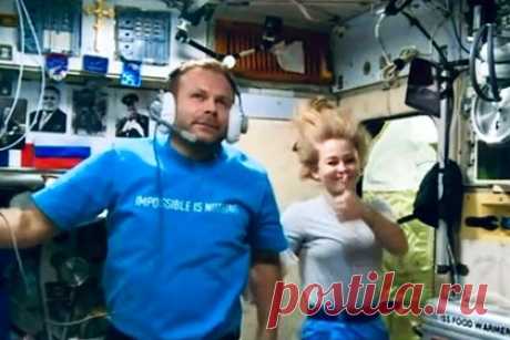Раскрыты подробности работы Пересильд и Шипенко на орбите Земли. Режиссер Клим Шипенко и актриса Юлия Пересильд отсняли большую часть материалов грядущего фильма с рабочим названием «Вызов» на Международной космической станции. Также они вместе с космонавтом Олегом Новицким «провели осмотр полетных скафандров и проверили бортовую документацию».