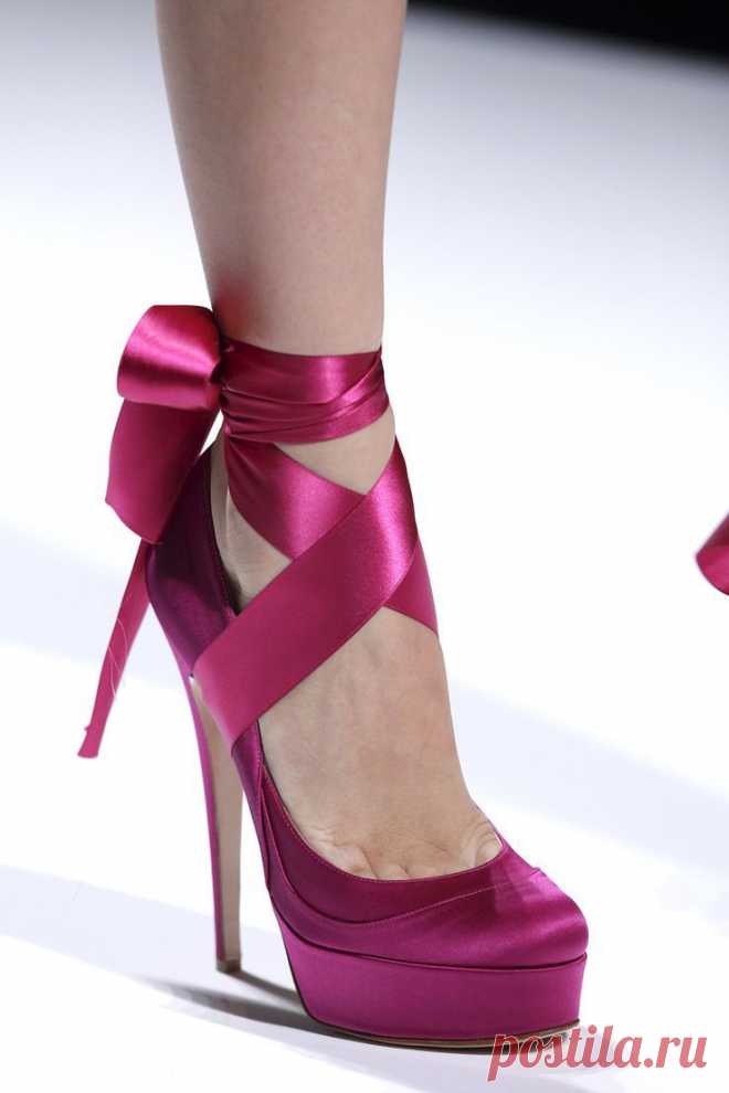 Valentin Yudashkin at Paris Spring 2011 (Details)