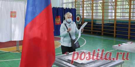 Явка на выборах в России к вечеру основного дня превысила 45%. Участки уже закрылись на Дальнем Востоке, в Сибири и на Урале, а также в Астраханской области и части регионов Приволжья