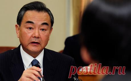 Глава МИД Китая побывал с визитом в Афганистане. Глава МИД Китая Ван И встретился в Кабуле с врио министра иностранных дел Афганистана Амир Ханом Муттаки, сообщил в Twitter Абдул Кахар Балхи, назначенный движением «Талибан» (запрещенная в России террористическая организация) представителем афганского внешнеполитического ведомства.