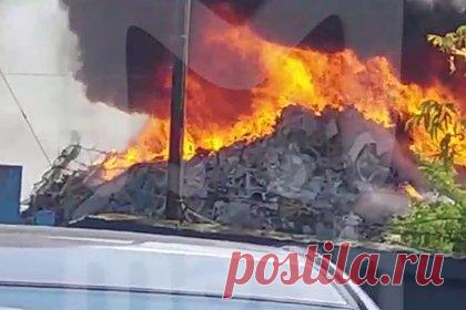 Мощный пожар на мусороперерабатывающем заводе на юге Москвы показали на видео. Мощный пожар на заводе по переработке мусора на юге Москвы показали на видео. ЧП произошло в московском районе Чертаново. По данным прокуратуры, возгорание произошло на территории мусоросортировочного комплекса. К тушению привлекли два вертолета МЧС. Площадь пожара составила около 900 квадратных метров.