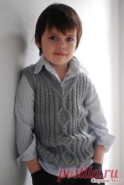 Жилет с арановыми узорами для мальчика. Вязание спицами

Размеры:
6 мес. [12 мес., 18 мес., 2 г., 4 г., 6, 8]
На первом изображении жилет для 6 мес. малыша.
Мерки:
ОГ: 45.5 [50.5, 55.5, 61, 66, 71, 76] см.
Длина: 25.5 [28, 30.5, 33, 39.5, 43, 48] см.
Понадобится:
1 [1, 2, 2, 2, 3, 3] мотка пряжи Dream In Color Classy [100% меринос супервош; 229 м. в 113 г.]
Спицы:
№ 4 чулочные спицы
№ 4 прямые или круговые спицы
№ 4.5 прямые или круговые спицы (или иные подходящие по плотн...