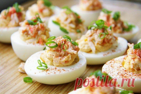 20 рецептов фаршированных яиц на праздничный стол Фаршированные яйца – отличная закуска, которую можно приготовить почти из ничего. Они будут уместны и к праздничному фуршету, и к обычному семейному ужину. А чтобы тебе не пришлось ломать голову над идеями, мы уже выбрали самые лучшие рецепты!