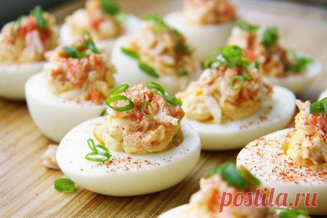 20 рецептов фаршированных яиц на праздничный стол Фаршированные яйца – отличная закуска, которую можно приготовить почти из ничего. Они будут уместны и к праздничному фуршету, и к обычному семейному ужину. А чтобы тебе не пришлось ломать голову над идеями, мы уже выбрали самые лучшие рецепты!