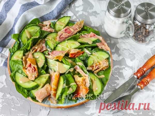 Салат с копченой курицей, огурцом и шпинатом — рецепт с фото Не самый полезный, но очень вкусный салат с копчёным окорочком и пастой тахини.