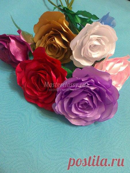 Розы из атласных лент. Мастер-класс 

Чтобы сделать интерьерную розу вам понадобится: 

ленты – зелёного и красного цвета, шириной пять сантиметров, 
ножницы, 
клей-пистолет, 
флористическая лента или тайп лента, 
проволока, два кусочка в 25 и 12 сантиметров, 
половинка ватного диска, 
зажигалка ( можно использовать свечу), 
трафареты лепестков.