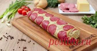 Рулет из картофельного пюре Открываю холодильник, там вчерашнее пюре, кусочек сыра и немного салями. «Не густо…» — подумала я, но как хозяйка, которая ценит в еде не только содержание, но и форму, я решила превратить это обыденн…