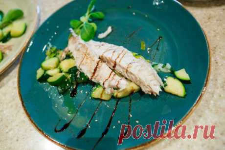 Горячее «Рыба запеченная в соли с кабачками и луком»