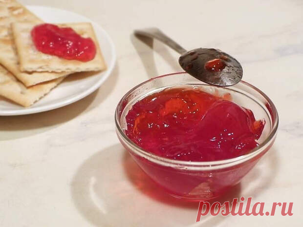 Джем с красной смородиной и арбузом - Вкусно с Любовью - медиаплатформа МирТесен Ингредиенты :1 кг кр. смородины, 1 кг мякоти арбуза, 1 кг сахараПриготовление :Смородину подготовить, перебрать. Арбуз нарезать кусочками.Затем хорошо перетереть смородину с сахаром и добавить кусочки арбуза.Все перемешать, поставить на огонь и варить 35 мин. Слегка остудить полученную массу,