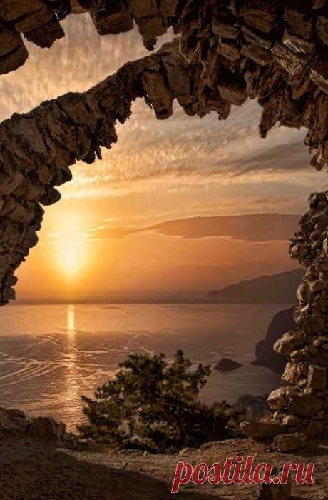 ✯ Sunset from the Castle of Monolithos - Rhodes, Greece | Carol Genung приколол(а) это к доске Sunrise ☼ Sunset