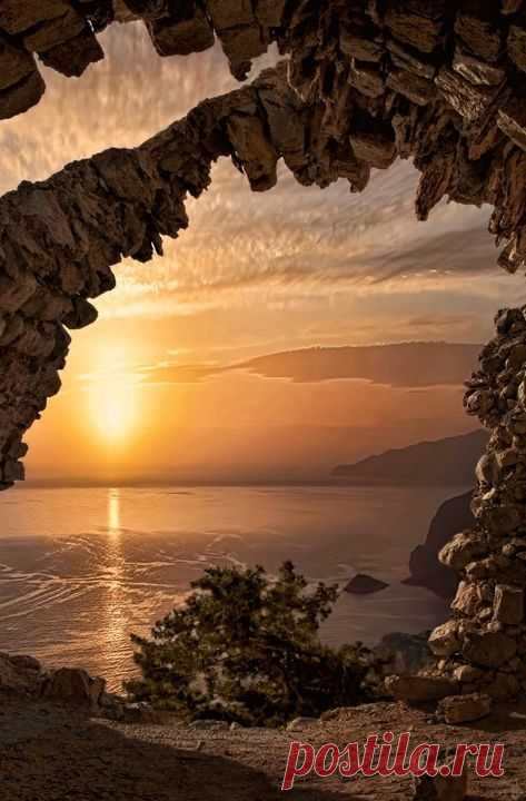 ✯ Sunset from the Castle of Monolithos - Rhodes, Greece | Carol Genung приколол(а) это к доске Sunrise ☼ Sunset