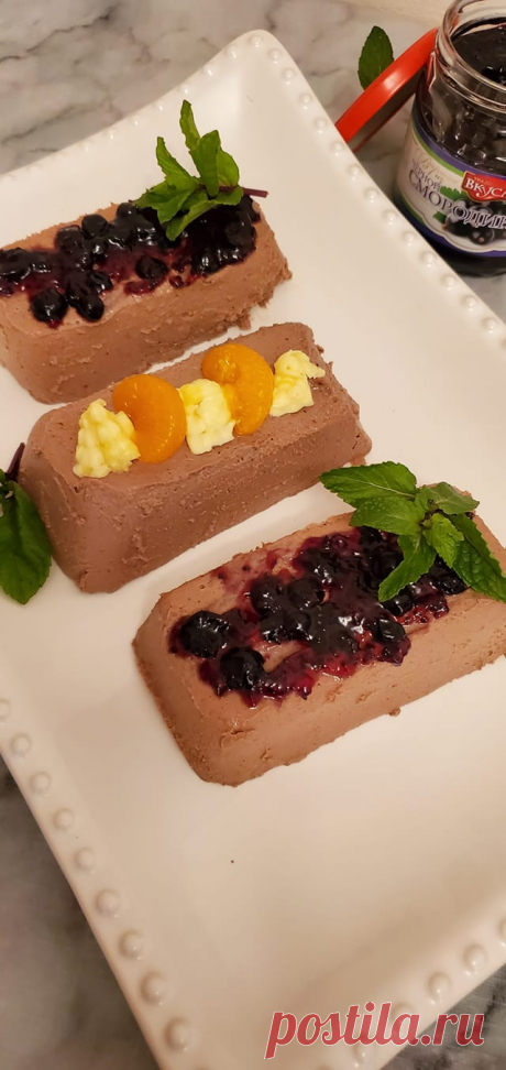 Печеночный куриный паштет и к нему у меня варенье ! Смородиновое ! 
Вкуууснооо !

Мелко порезать лук, натереть на тёрке морковку, чуть притушить в казане на оливковом масле .
Печёночку добавить и тушить минут 15 на среднем огне. Добавить соль/ перец и Ваши любимые приправы! Добавить сливочное масло ( на 2 паунда печени я добавила 175 граммов) Дать остыть и взбить в блендере. Уложить в формы и в холодильник на 2-3 часа.