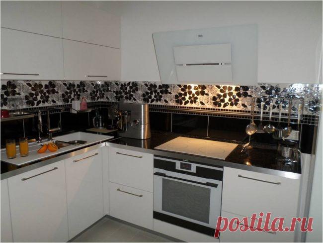 (+1) тема - Белая кухня 10 кв.м. с черным фартуком | Школа Ремонта