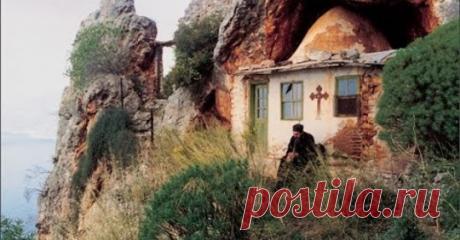 На Афоні в Греції винайдено закинутий старовинний козацький скит, заснований запорожцями в XVIII ст На горі Афон у Греції українські дослідники виявили старовинний козацький скит "Чорний вир", заснований запорожцями у 1747 році. Про це повідомляє центр інформації УПЦ, посилаючись на директора Міжнародного інституту афонської спадщини в Україні Сергія Шумило. За його даними, знайдений скит запорожц