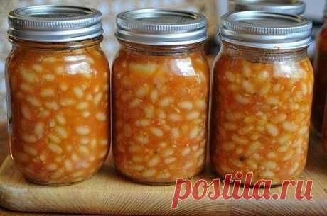 Фасоль в томатном соусе

Это блюдо вкусно в любом виде - горячем, холодном.
Можно заготавливать на зиму. Готовится очень просто.
Берем 1 кг фасоли, желательно белой.
Варим почти до готовности.

5-6 небольших помидор и 1 луковицу пропускаем через мясорубку или фудпроцессор.
Добавляем в фасоль, доводим до кипения, варим 40 минут на медленном огне, постоянно помешивая.
Добавляем соль (2 ложки или по вкусу), 1 ч.л. тертого кориандра, 4-5 горошин перца, 3-4 лавровых листа и 5-6...