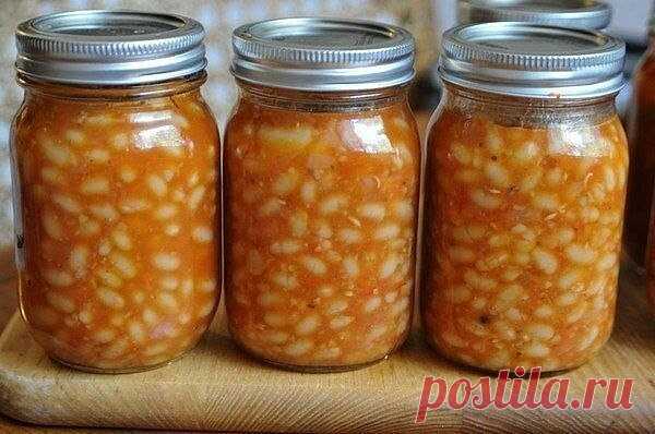 Фасоль в томатном соусе

Это блюдо вкусно в любом виде - горячем, холодном.
Можно заготавливать на зиму. Готовится очень просто.
Берем 1 кг фасоли, желательно белой.
Варим почти до готовности.

5-6 небольших помидор и 1 луковицу пропускаем через мясорубку или фудпроцессор.
Добавляем в фасоль, доводим до кипения, варим 40 минут на медленном огне, постоянно помешивая.
Добавляем соль (2 ложки или по вкусу), 1 ч.л. тертого кориандра, 4-5 горошин перца, 3-4 лавровых листа и 5-6...