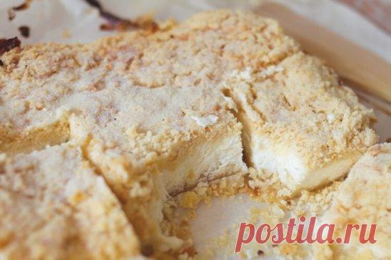 Деревенский творожный пирог с песочной крошкой
Вам потребуется:
Маргарин (или масло) 125гр. заморозить
Мука 1 стакан
Сахар ¼ стакана
Творог 250-300 гр.
Сметана 3 ст. ложки
Яйцо1 шт. (если творог сухой, можно без яйца)
Соль щепотка
Разрыхлитель ½ ч.л.
Как готовить:
1. Маргарин нужен замороженный. Достаточно час подержать его в морозилке.
2. Сахар ¼ стакана+ мука 1 стакан + соль + разрыхлитель смешать. В эту смесь натереть маргарин на терке. Хорошо перемешать до образования мелкой мучной крош