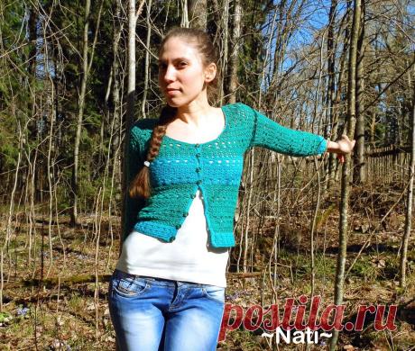 Мини жакет, связан крючком.
Связан из тонкой шерсти. Очень удобный, не заменим для прохладных летних  вечеров.
Познакомится подробнее с моим творчеством можно в моей группе: https://vk.com/vazanie_ot_nati 
Схема и другие фото этого жакета по ссылке