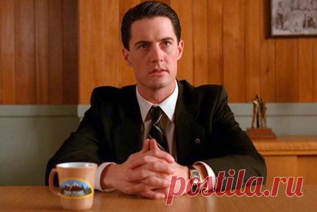 Кайл МакЛоклен/Kyle MacLachlan / 22 февраля 1959 / 57 лет / Специальный агент ФБР Дейл Купер, расследующий убийство Лоры Палмер в городке Твин Пикс, населенном эксцентричными персонажами, в общем-то, сделал Кайла МакЛоклена бессмертным... / На фото: Кайл МакЛоклен в образе агента Дейла Купера   |  20 актеров, от которых все были без ума - Кино Mail.Ru