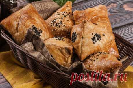 Диетическая самса с курицей Обалденный вкус и всего 100 ккал на порцию!&nbsp;Сохрани рецепт &mdash; пригодится!Ингредиенты: 0,5 палочки дрожжей,0,5 ч ложки соли,2 ст ложки сахара,150 г маргарина,1 ст молока 0,5% жирности,3,5 ст муки,3 куриные грудки,2 луковицы,0,5 ч ложки зиры,1 ст ложка кунжута,1...