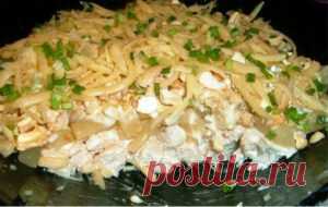 Салат «Райская птичка» Салат «Райская птичка» 1 слой-отварная курица(отварная со специями и луком)  2 слой- консервированный ананас,нарезанный кубиками.  3 слой-измельчённые (не мелко)орехи кешью.  4 слой- натёртый сыр.  5 слой-обсыпать мелко нарезанным зелёным луком.  каждый слой промазать майонезом.