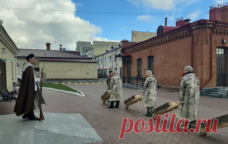 В Омской крепости поставили спектакль-променад о пребывании Достоевского на каторге. Режиссером постановки выступила лауреат театральной премии &quot;Золотая маска&quot; Анастасия Старцева, проект реализован на средства гранта, предоставленного Минкультуры РФ и Российским фондом культуры