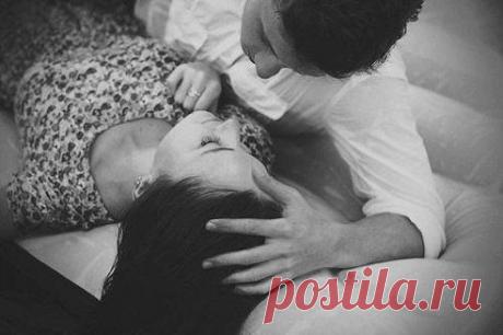 Берегите своих любимых женщин... Ведь пока она ругает, переживает и психует - она любит, но как только начнет улыбаться и равнодушно относиться - ты её потерял.

Ф.Раневская