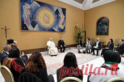 Встреча Папы Римского с семьями израильских заложников вызвала бурю негодования. Палестинцы утверждают, что на прошедшей недавно встрече Папы Римского Франциска с семьями израильских заложников радикального палестинского движения ХАМАС, удерживаемых в секторе Газа, и палестинцами, пережившими войну, понтифик использовал слово «геноцид», что вызвало бурю негодования.