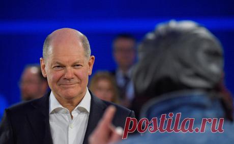 Spiegel узнал о проникновении неизвестного в маске в дом Шольца. Злоумышленника заметили при попытке вскрыть одну из квартир, он сбежал. Шольц вместе с супругой проживают в этом доме с 2021 года, в Потсдам они перебрались в 2018 году