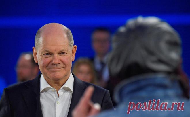 Spiegel узнал о проникновении неизвестного в маске в дом Шольца. Злоумышленника заметили при попытке вскрыть одну из квартир, он сбежал. Шольц вместе с супругой проживают в этом доме с 2021 года, в Потсдам они перебрались в 2018 году