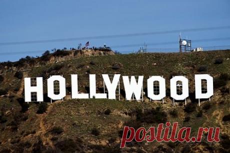 Сценаристы Голливуда решили устроить крупнейшую за 15 лет забастовку. Сценаристы Голливуда решили устроить крупнейшую за 15 лет забастовку из-за низких зарплат. Отмечается, что контракт между Гильдией сценаристов Америки и голливудскими студиями истекает 1 мая. Переговоры между сторонами на данный момент не привели к какому-либо результату.