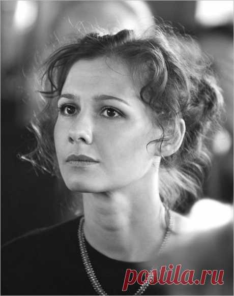 Полина Владимировна Агуреева -
российская актриса театра и кино, исполнительница романсов, лауреат Государственной премии России
&quot;Впервые я увидел Агурееву в Театре Фоменко и сразу отметил ее для себя - разнообразная, нездешняя, особая, отдельная.&quot;Сергей Урсуляк