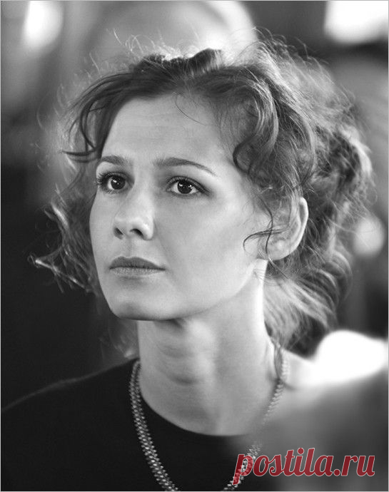 Полина Владимировна Агуреева -
российская актриса театра и кино, исполнительница романсов, лауреат Государственной премии России
"Впервые я увидел Агурееву в Театре Фоменко и сразу отметил ее для себя - разнообразная, нездешняя, особая, отдельная."Сергей Урсуляк
