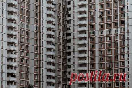 Риелтор рассказал об изменениях на рынке аренды недвижимости в России. Эксперт рынка недвижимости Константин Барсуков спрогнозировал сохранение упавших цен на аренду жилья в течение года. Цены на съем жилья упали на десять процентов, добавил он. «Рынок аренды показал, что цены будут падать, а это значит, что и цены на продажу будут падать», — объяснил эксперт.