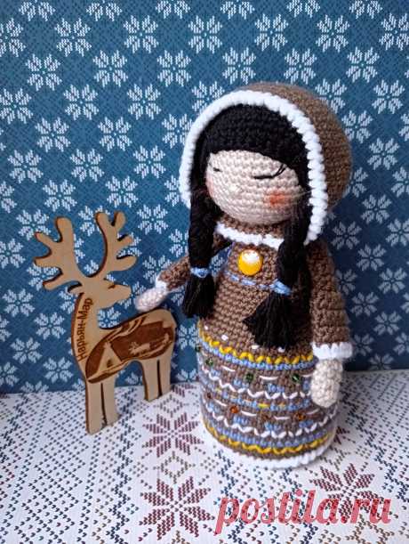 PDF Неночка Олине крючком. FREE crochet pattern; Аmigurumi toy patterns. Амигуруми схемы и описания на русском. Вязаные игрушки и поделки своими руками #amimore - маленькая кукла в ненецкой национальной одежде, куколка девочки из обычной пряжи.