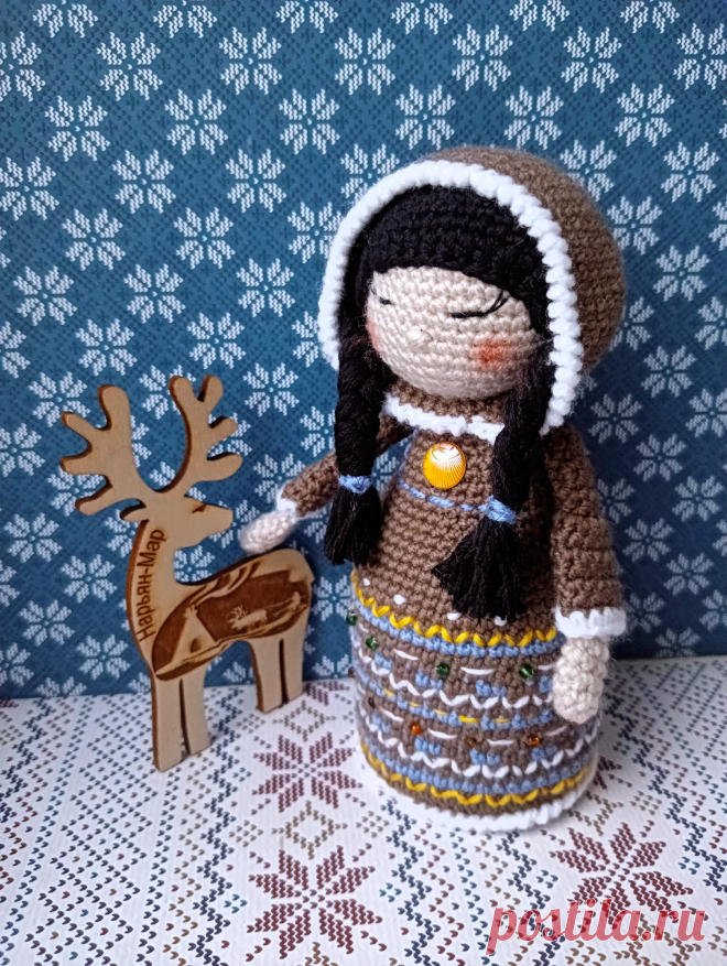 PDF Неночка Олине крючком. FREE crochet pattern; Аmigurumi toy patterns. Амигуруми схемы и описания на русском. Вязаные игрушки и поделки своими руками #amimore - маленькая кукла в ненецкой национальной одежде, куколка девочки из обычной пряжи.