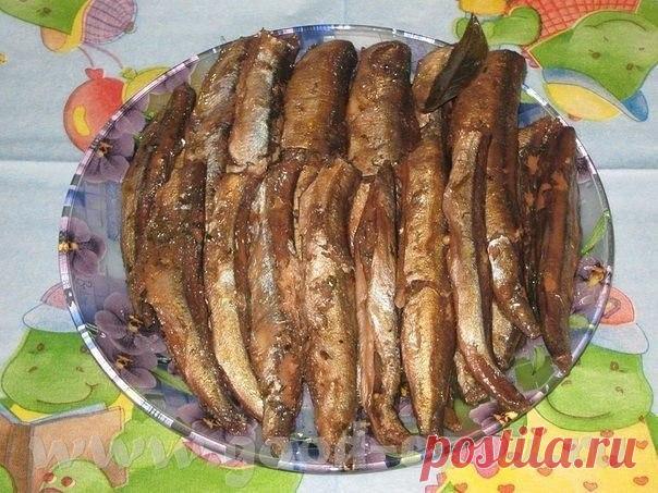Скажу сразу, по вкусу получается ну ни капли не отличимое от магазинных шпрот. 

1 кг рыбы (килька, мойва). 
Для заливки на 1 кг рыбы: 
2 горсти луковой шелухи (она дает и цвет и подкопчённый вкус. И заметьте, без всякого копчения, жидкого дыма и канцерогенов!),
Показать полностью…