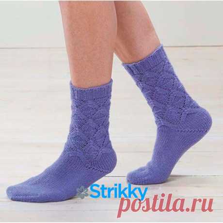 Носки вязаные спицами с красивым ажурным узором от Willow Yarns Женские носки с красивым ажурным узором, предложены дизайнерами Willow Yarns. Узор украшает голенище, а нижняя часть носка связана ровной гладью.