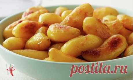 Картошку жарю только так теперь. У всей семьи на ура идет! Корочка вкуснющая получается! Подаю с солеными огурчиками или капусткой.

Картофель - 1кг
Масло сливочное - 1/4 пачки
Масло растительное - 1/3 стакана
Чеснок - 2 головки
Соль и перец по вкусу

Я беру мелкий-мелкий картофель, но можно крупный порезать. Картофель очистить от кожуры, положить в холодную воду и довести до кипения. Как только начнет кипеть - снять с огня и дать постоять в кипятке 5 минут. Далее слить во...