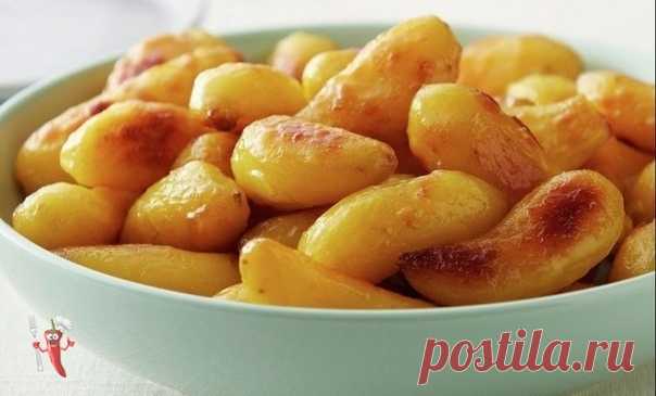 Картошку жарю только так теперь. У всей семьи на ура идет! Корочка вкуснющая получается! Подаю с солеными огурчиками или капусткой.

Картофель - 1кг
Масло сливочное - 1/4 пачки
Масло растительное - 1/3 стакана
Чеснок - 2 головки
Соль и перец по вкусу

Я беру мелкий-мелкий картофель, но можно крупный порезать. Картофель очистить от кожуры, положить в холодную воду и довести до кипения. Как только начнет кипеть - снять с огня и дать постоять в кипятке 5 минут. Далее слить во...