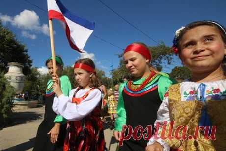 24 сентября: какой праздник сегодня отмечают в России и мире. 24 сентября в России отмечают День Государственного флага и герба Крыма. А в мире на эту дату приходится День системного аналитика. Православные верующие 24 сентября чтут память преподобного Силуана Афонского. Подробнее о торжествах, приметах и знаменитых именинниках этого дня — в материале «Ленты.ру».