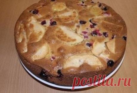 Шарлотка
Ингредиенты:
- 3 куриных яйца
- 1 стакан сахара
- 1 стакан сметаны
- 1 стакан муки
- 1 ч/л соды
- 3 средних по размеру яблока
- Горсть замороженной красной смородины
- Горсть замороженной черной смородины
Приготовление:
Яйцо, сахар взбить. Ввести сметану, взбить. Соду гасим уксусом, добавляем и взбиваем. Яблоки готовы, осталось нарезать их тонкими ломтиками. В тесто вводим муку, взбиваем до однородной массы.
Половину теста для "шарлотки" выливаем в смазанную форму маслом и укладывае