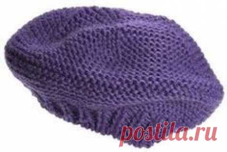 Vediamo ora insieme un lavoro a maglia semplice nel complesso: si tratta di un basco realizzato con ferri del 4 e mezzo e del cinque, con filato viola irrestringibile in lana vergine. Seguite il modello e le istruzioni per non sbagliare neanche un passaggio.