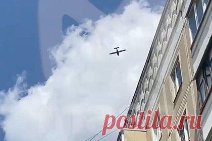 Замеченный в небе над Костромой «беспилотник» оказался частным самолетом. Предполагаемый беспилотный летательный аппарат (БПЛА) в небе над микрорайоном Давыдовский в Костроме, попавший на видео местного жителя, оказался легким двухместным самолетом. В оперштабе рассказали, что воздушное средство по плану полетов прибыло в Кострому по заказу частного лица.